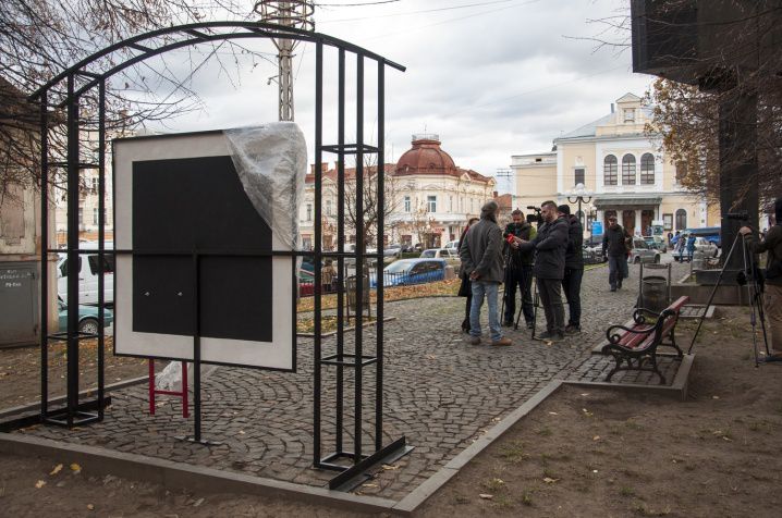 Памятник черному квадрату