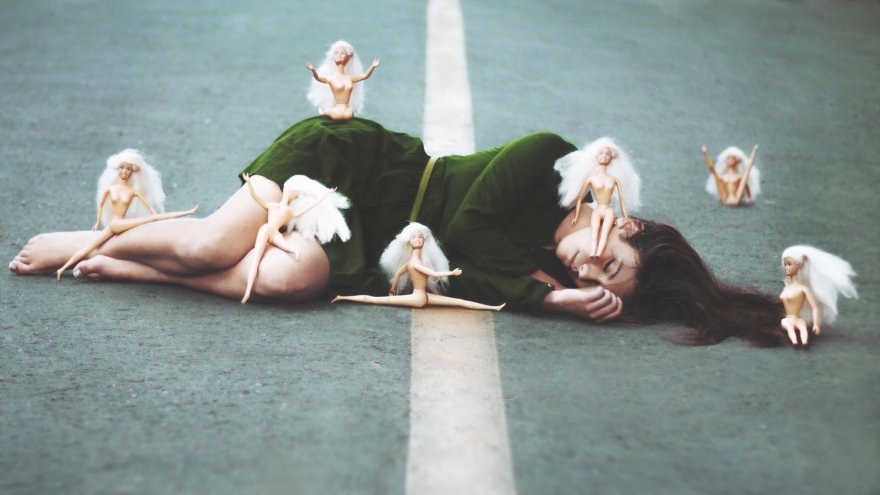 девушка и куклы барби