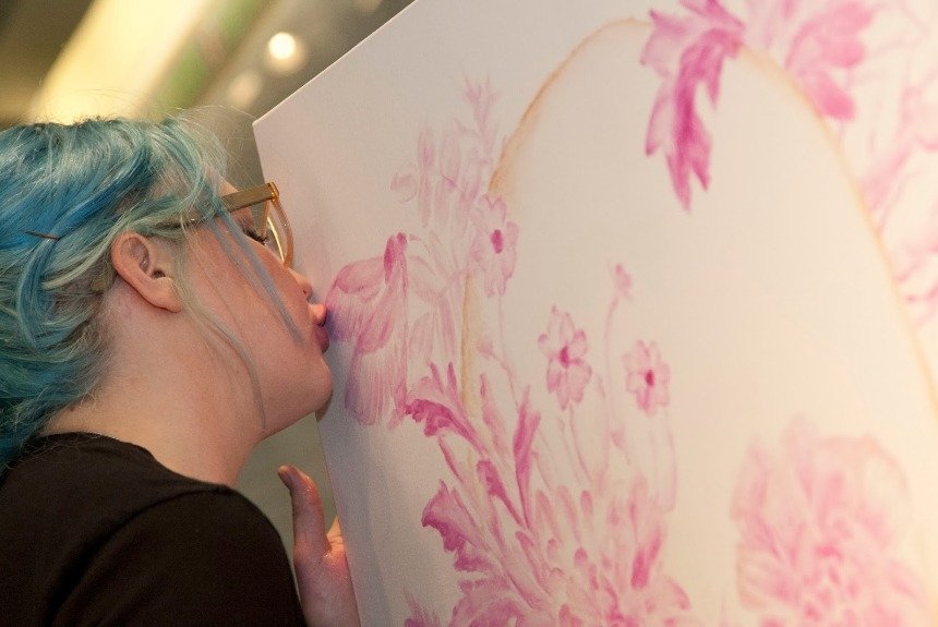 Картины без карандашей и красок: необычные художники, использующие в своих работах кофе, плесень и поцелуи