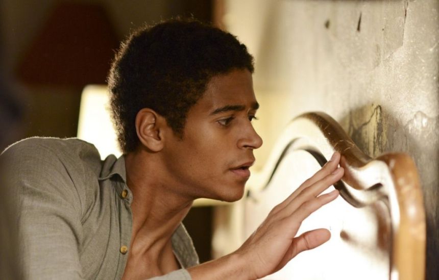 уес царапает стену