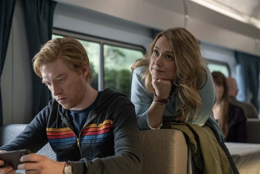 парнеь и девушка в поезде