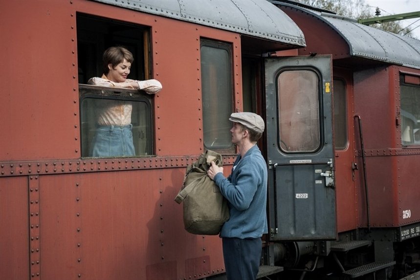 девушка и парень у вагона поезда