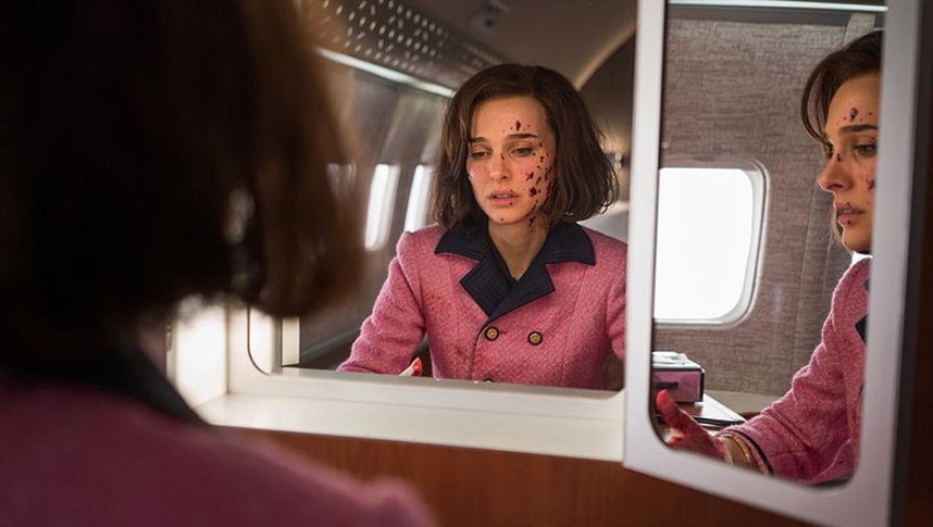 девушка перед зеркалом с кровью на лице