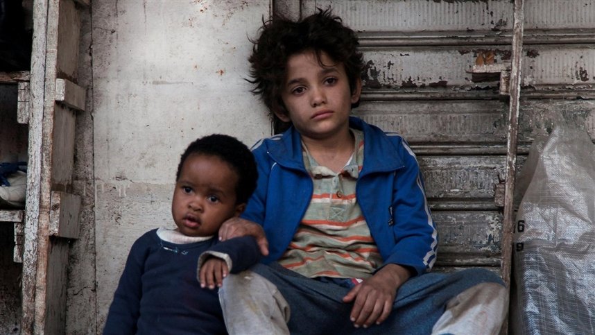 два грязных мальчика сидят