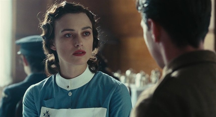 уира найтли сомтрит со слезами на глазах