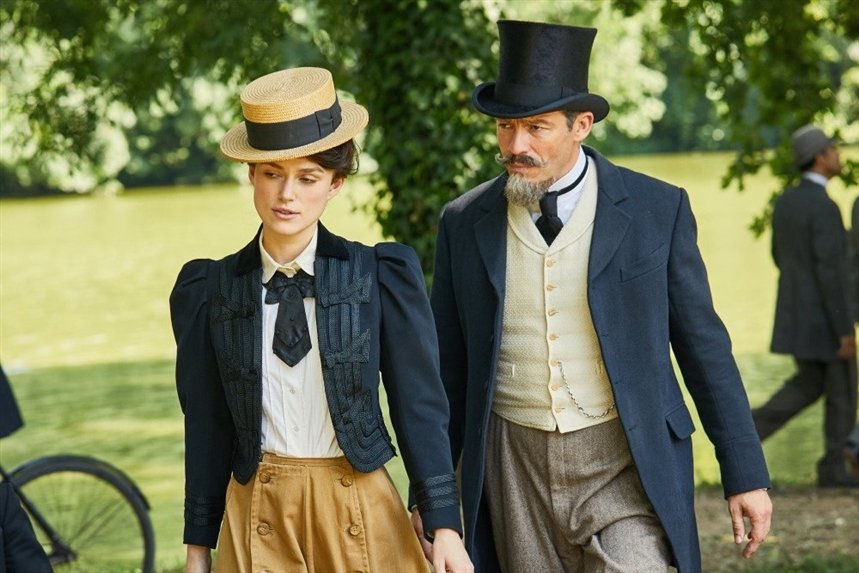 девушка и мужчина во фраках