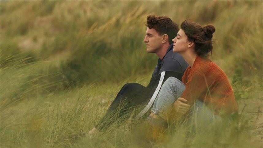 парень и девушка в поле