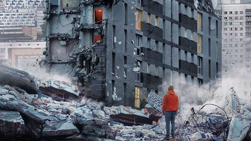 рушится дом и стоит парень рядом