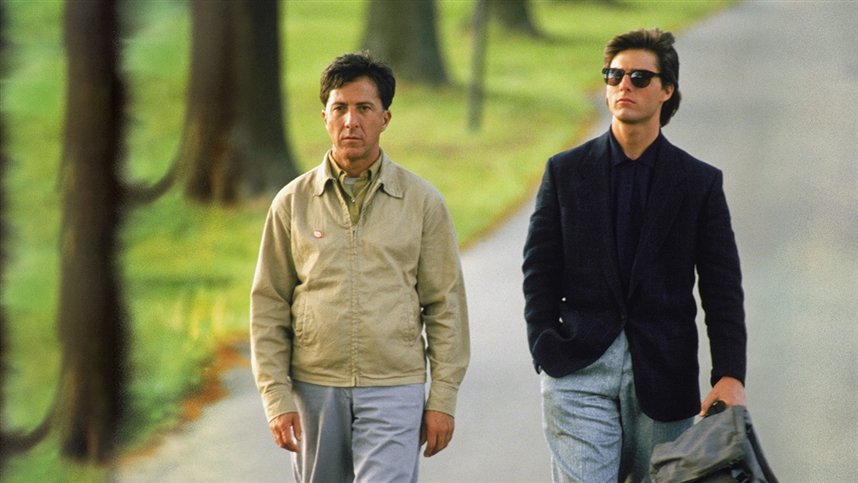 два парня идут по улице