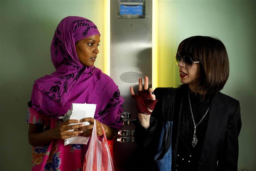 афроамериканка и белая девушки в лифте