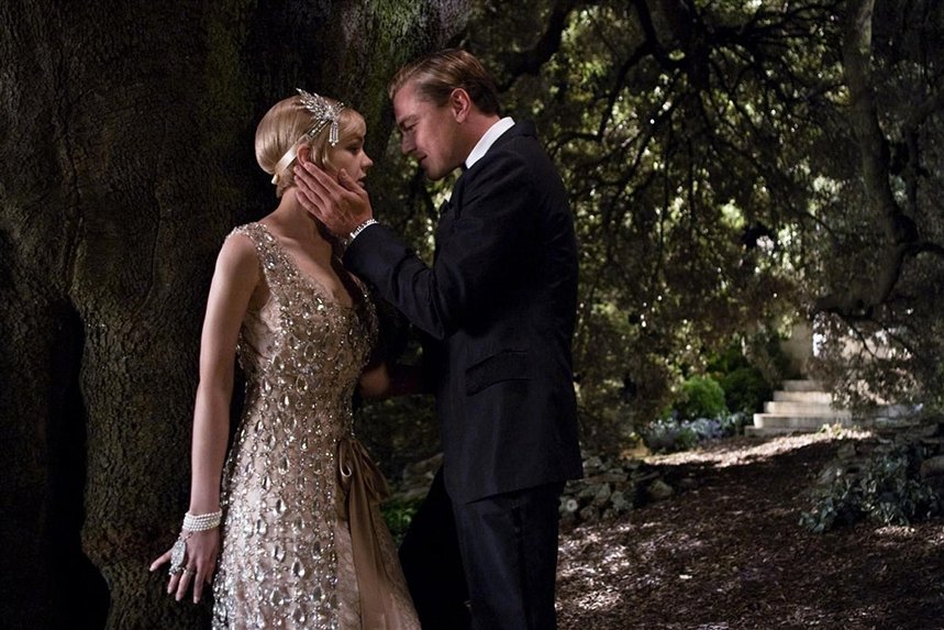 девушка и парень у дерева