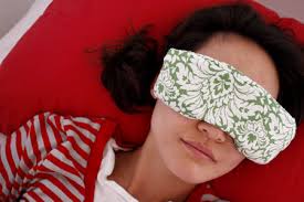 Девушка с повязкой на глазах