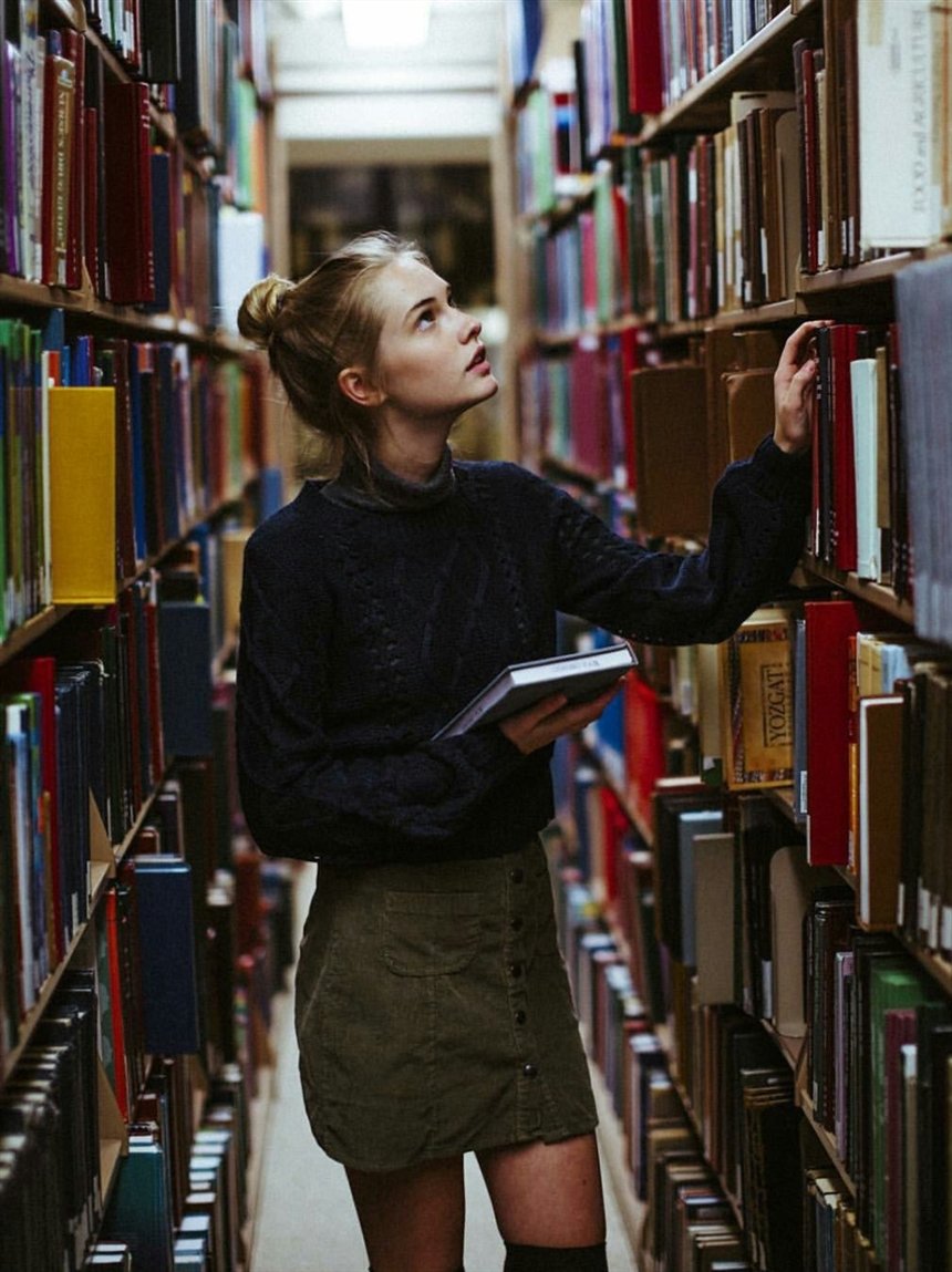 Девушка в библиотеке