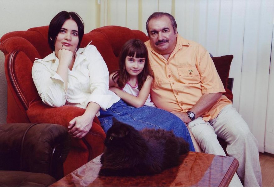 Семья писателей: Марина, Сергей, их дочь и кот