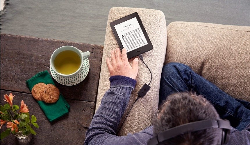 Мужчина с электронной книжкой 