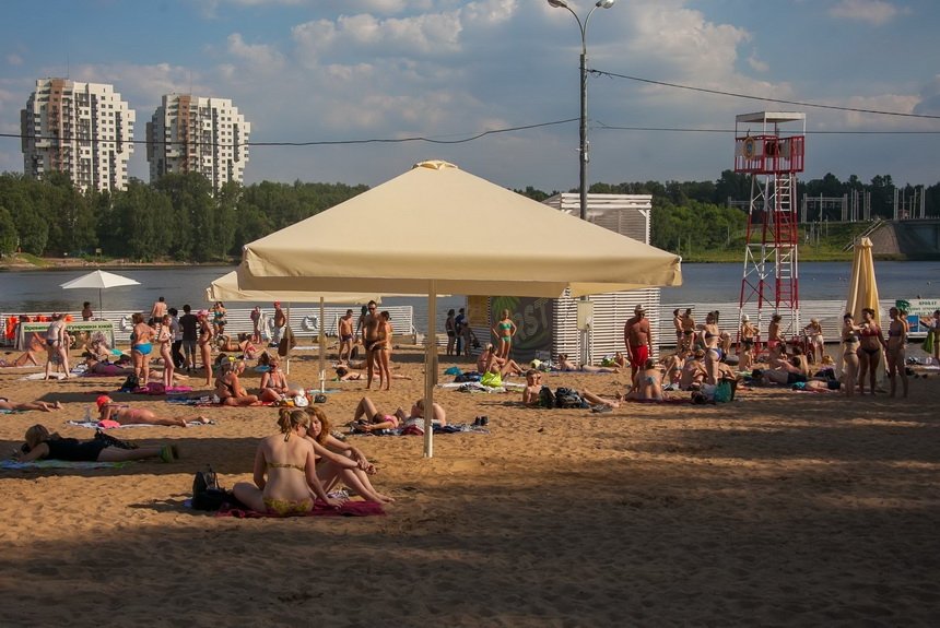 Пляж химки. Парк Толстого Химки пляж. Химкинское водохранилище пляж. Пляж Химки Льва Толстого. Городской пляж Химки.