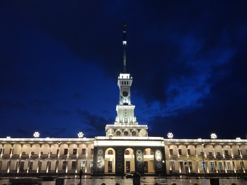 Главное здание, выполненное в стиле сталинского ампира Главное здание, выполненное в стиле сталинского ампира