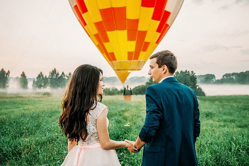 Свадебная фотосессия с воздушным шаром Свадебная фотосессия с воздушным шаром