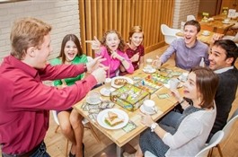 10 самых интересных настольных игр для веселой компании