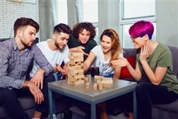 Встречаем праздник весело: 8 новогодних настольных игр