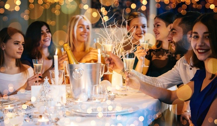 Люди за новогодним столом