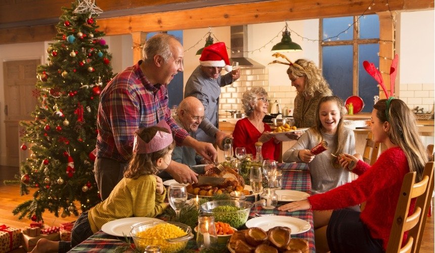 Семья за праздничным столом 
