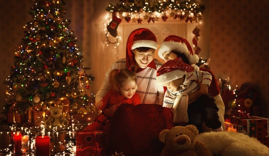 Семья у елки 