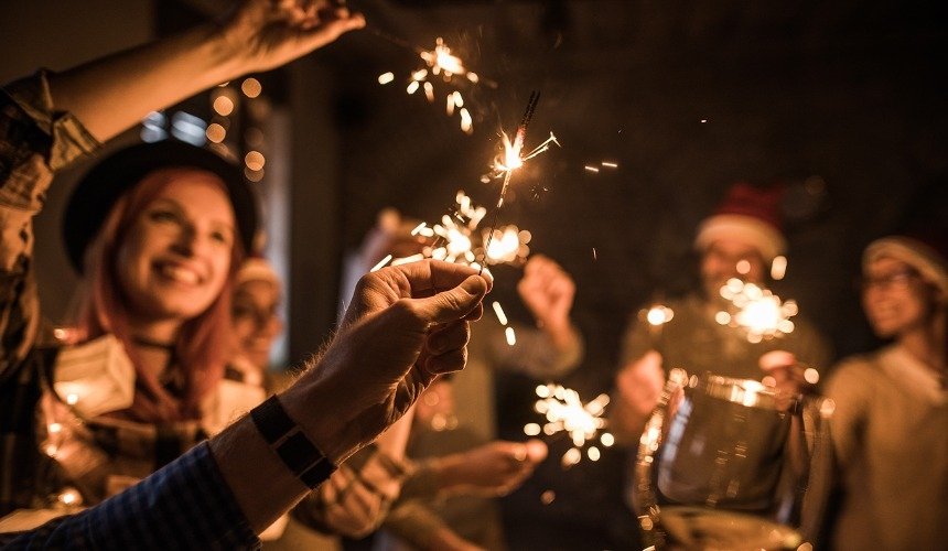 Друзья за праздничным столом 