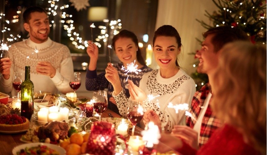 Друзья за праздничным столом 