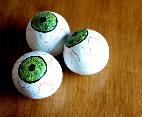 глаз из теннисного шара