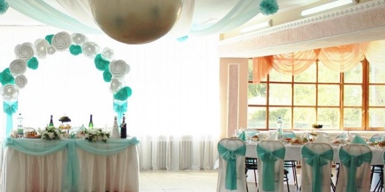 мятный и снежно белый