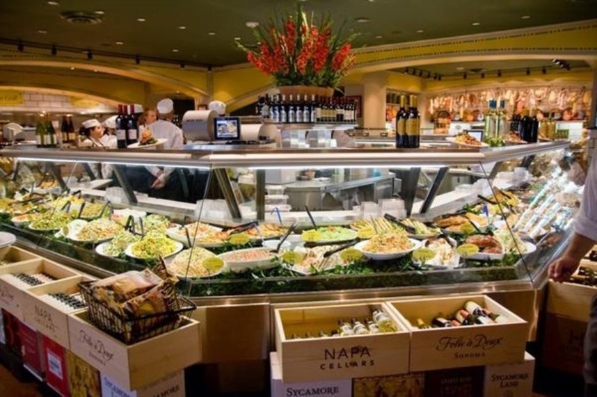 Покупка еды в салат-баре Покупка еды в салат-баре