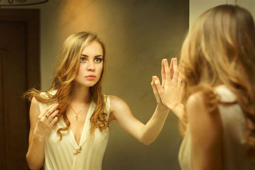 devuschka_otragenie_v_zerkale