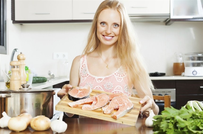 devuschka_gotovit_ribu devuschka_gotovit_ribu