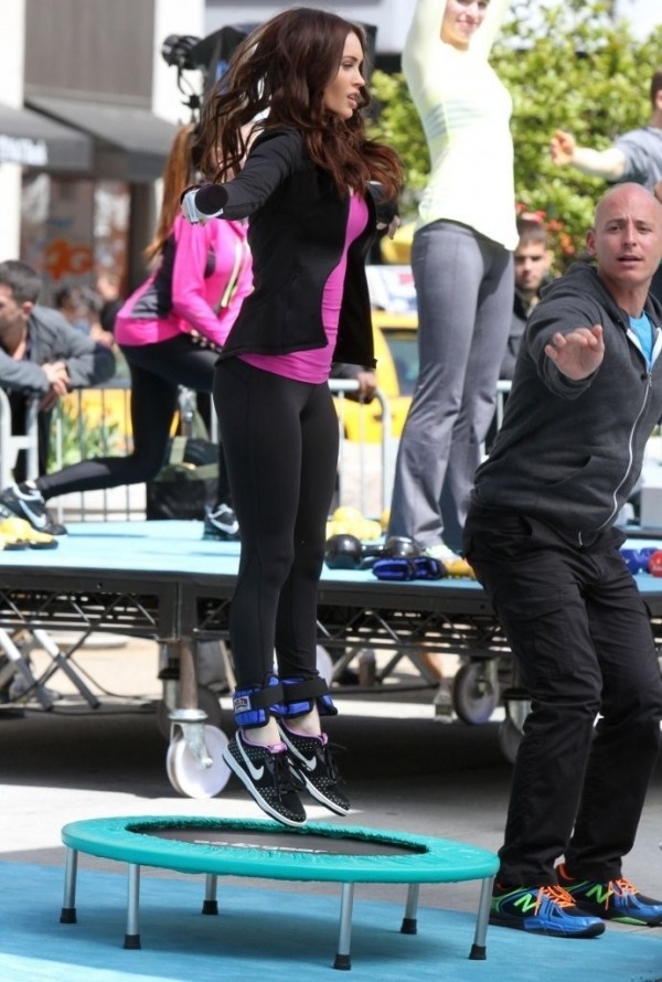 Девушка на батуте