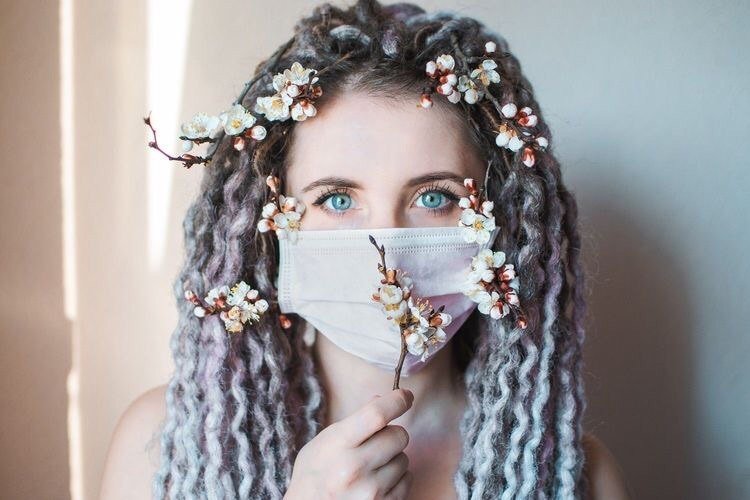 девушка в маске из цветов девушка в маске из цветов