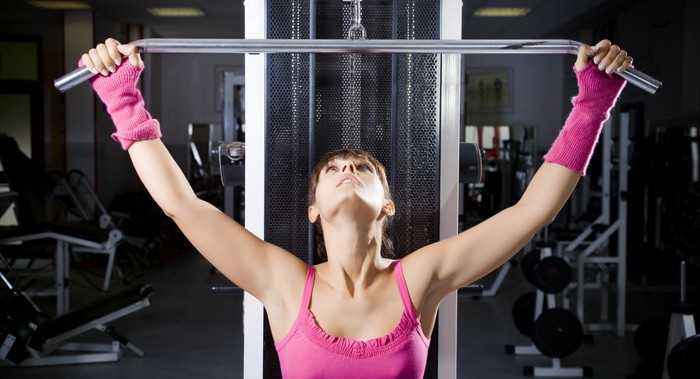 женщина в зале