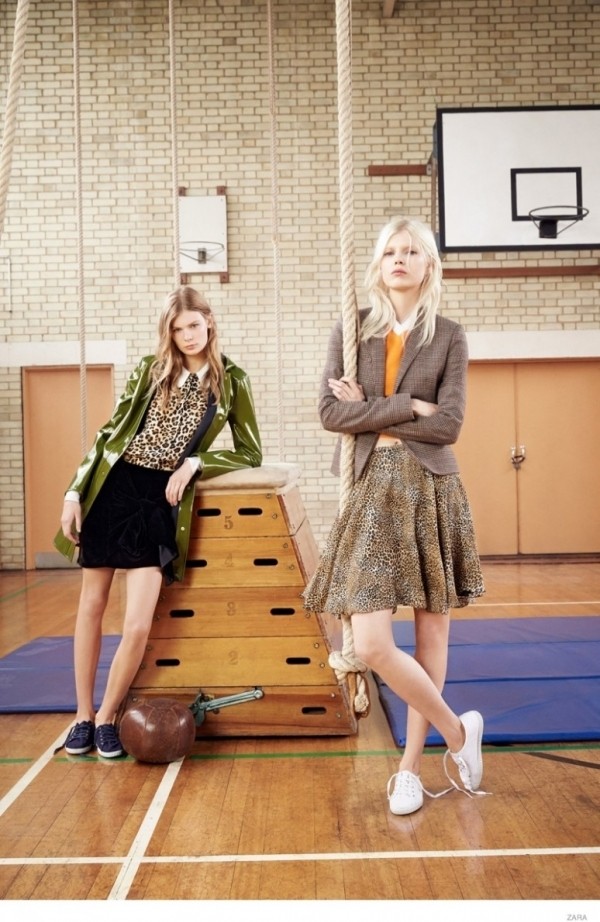 Девушки в спортзале Девушки в спортзале