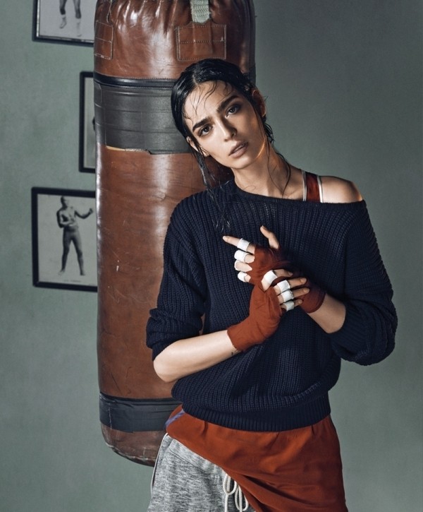 Девушка и боксерская груша Девушка и боксерская груша