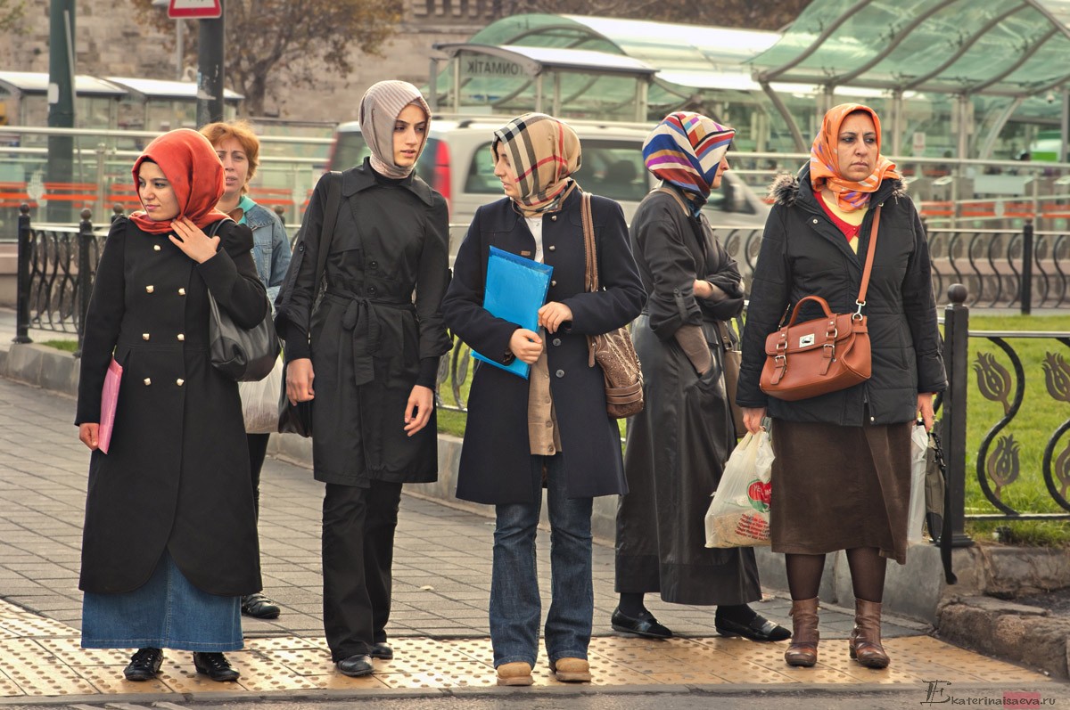 Как одеваются в стамбуле в марте. Стамбул женщины. Турецкие женщины в Стамбуле. Турчанки на улицах Стамбула. Женщины на улице Стамбула.