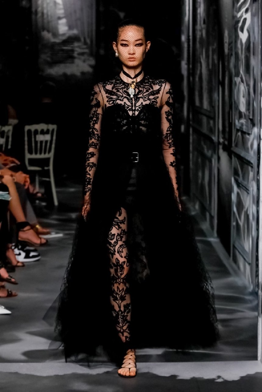 Платье с глубоким разрезом