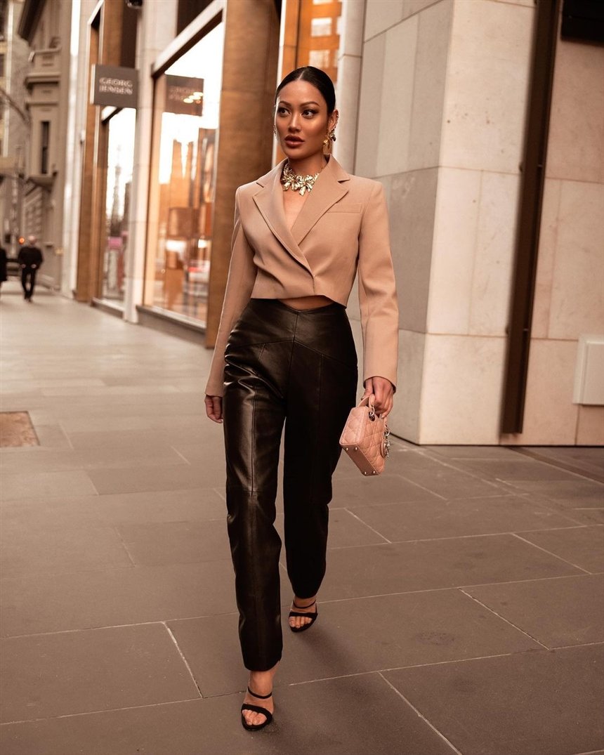 Модный образ с кожаными штанами Модный образ с кожаными штанами