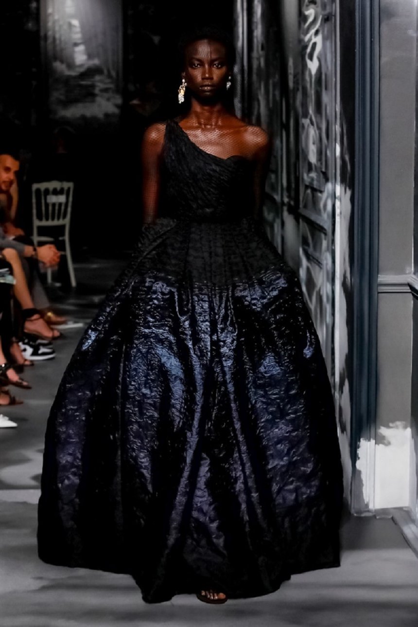 Пышное платье с одним открытым плечом