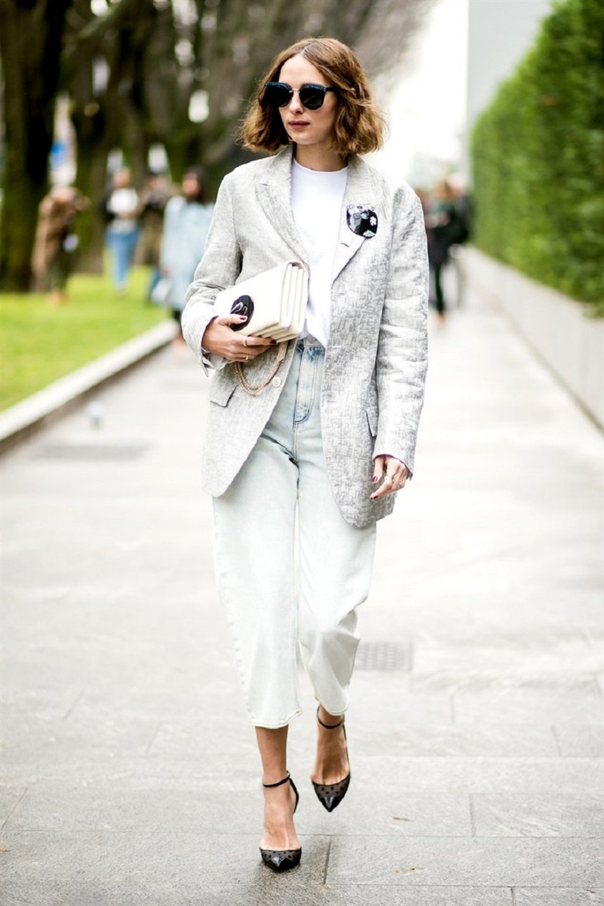 Футболка, пиджак и укороченные джинсы Футболка, пиджак и укороченные джинсы