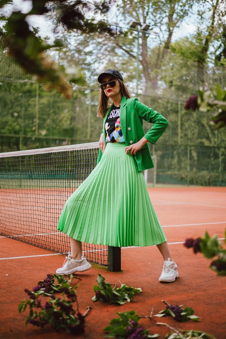 Неоновая юбка и спортивный стиль Неоновая юбка и спортивный стиль