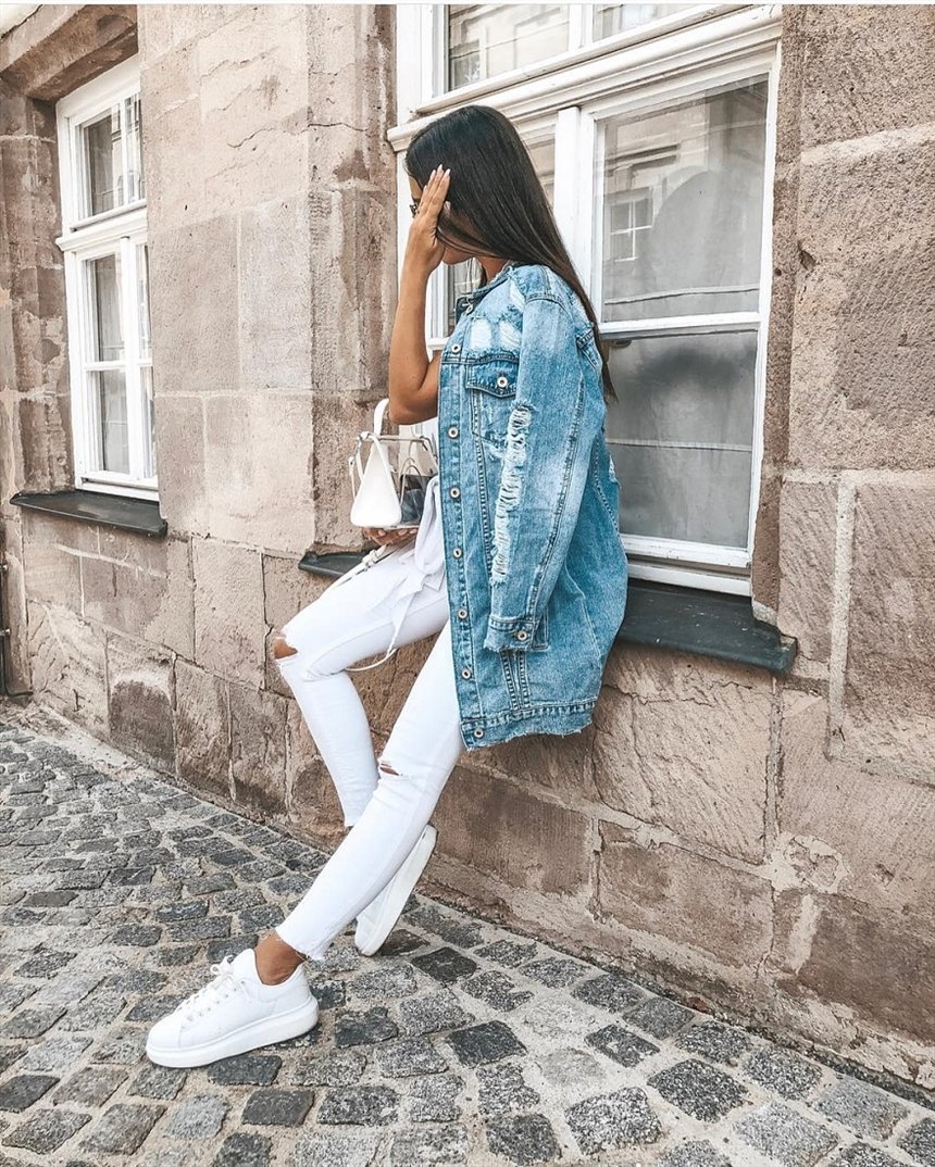 Джинсы, блузка и джинсовая куртка Джинсы, блузка и джинсовая куртка