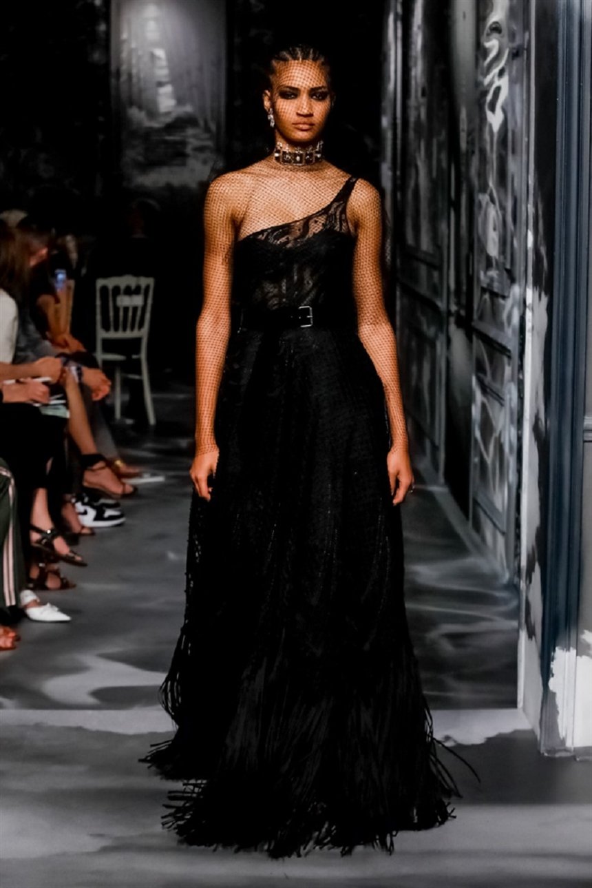 Платье с одним открытым плечом и бахромой