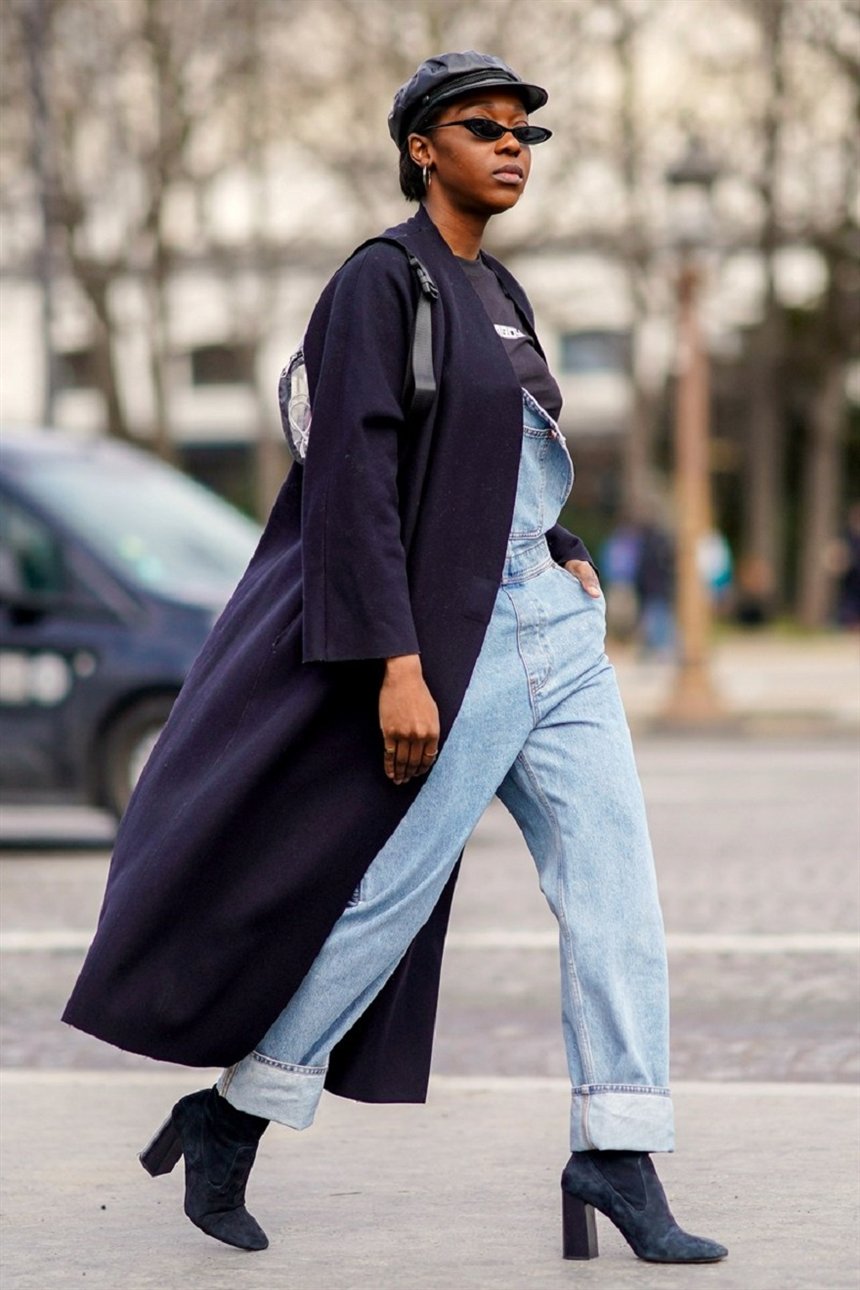 Футболка, пальто и джинсовый комбинезон Футболка, пальто и джинсовый комбинезон