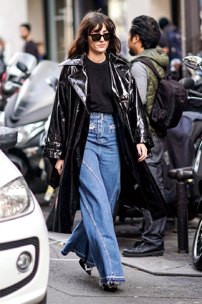 Футболка, лакированный плащ и расклешенные джинсы Футболка, лакированный плащ и расклешенные джинсы