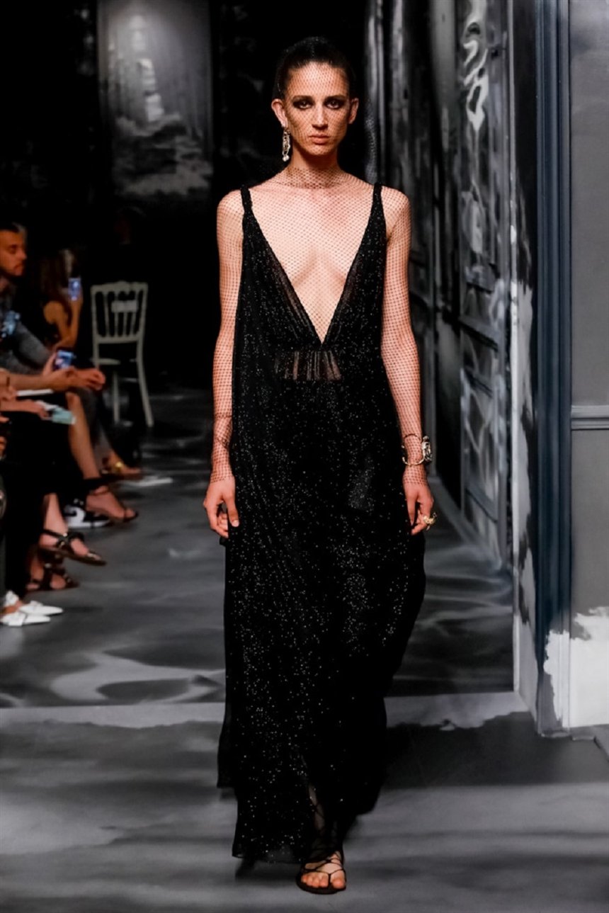 Платье с глубоким декольте